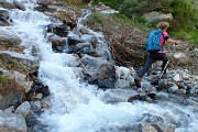 87 Molti ruscelli discendenti dalle montagne a lato